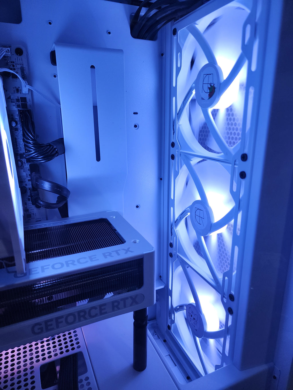 White Aspen Pro Limited | RTX 5070 | Ryzen 5 7600X3D | 32GB | 2TB