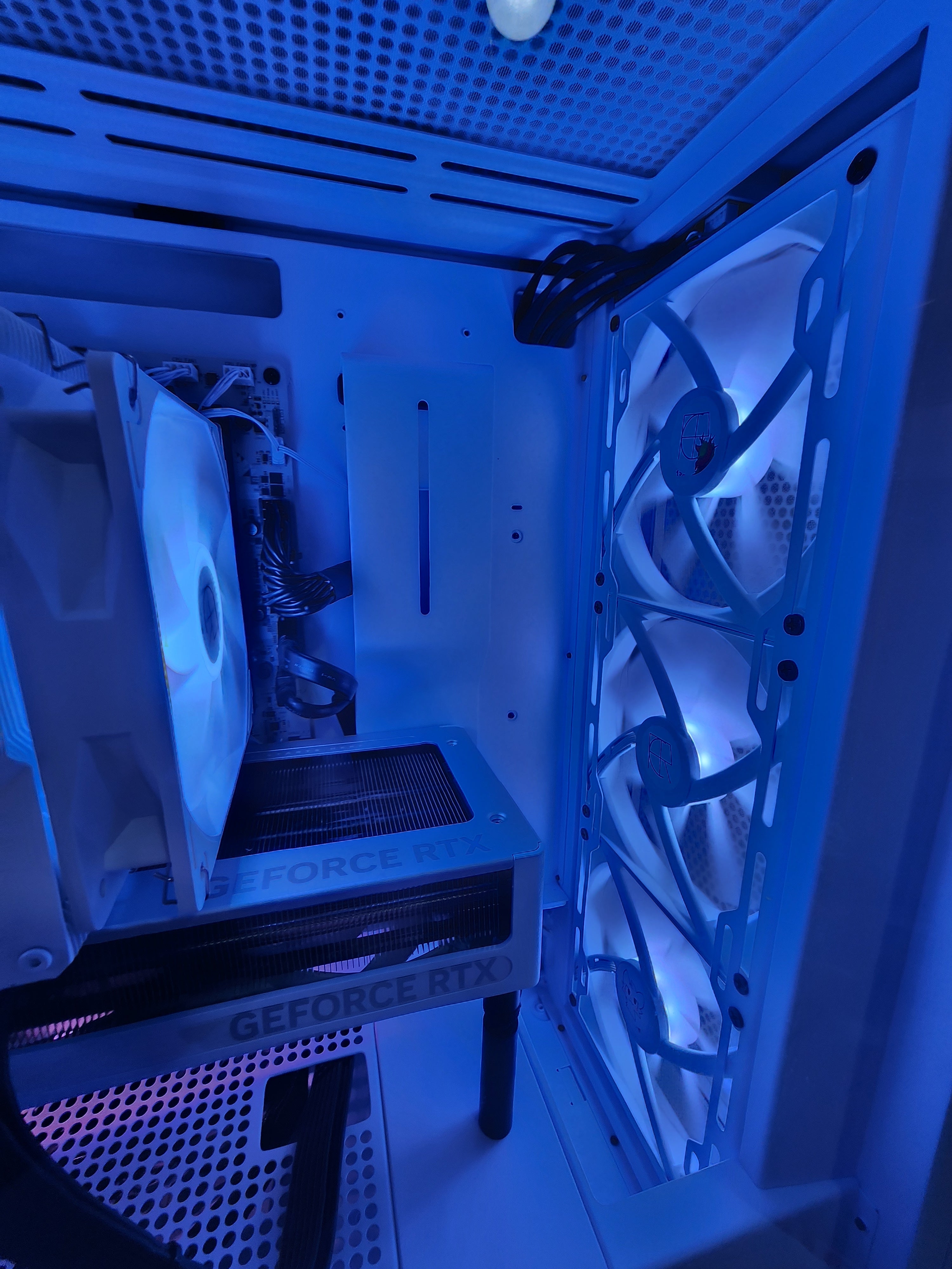 White Aspen Pro Limited | RTX 5070 | Ryzen 5 7600X3D | 32GB | 2TB