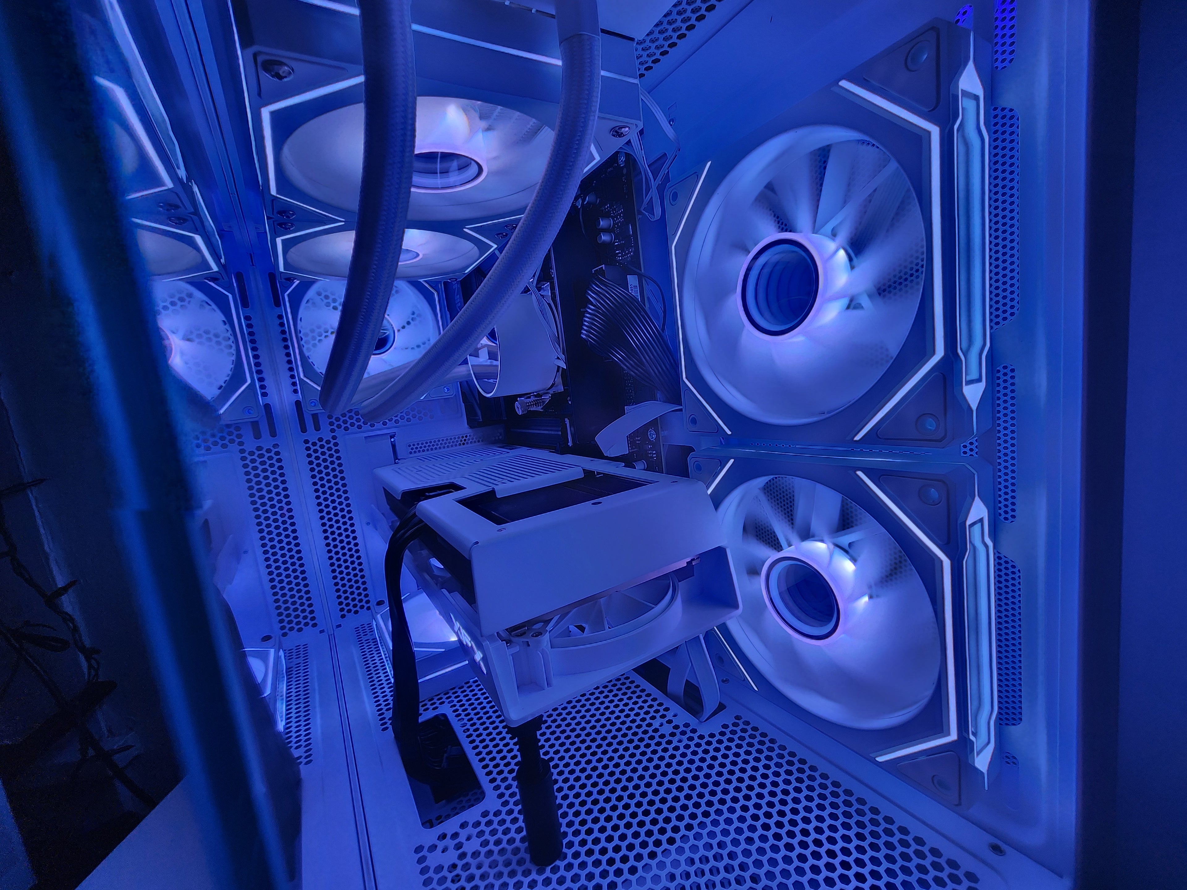 White Aspen Pro Limited 2 | RX 9070 XT | Ryzen 5 9600X | 32GB | 1.5TB